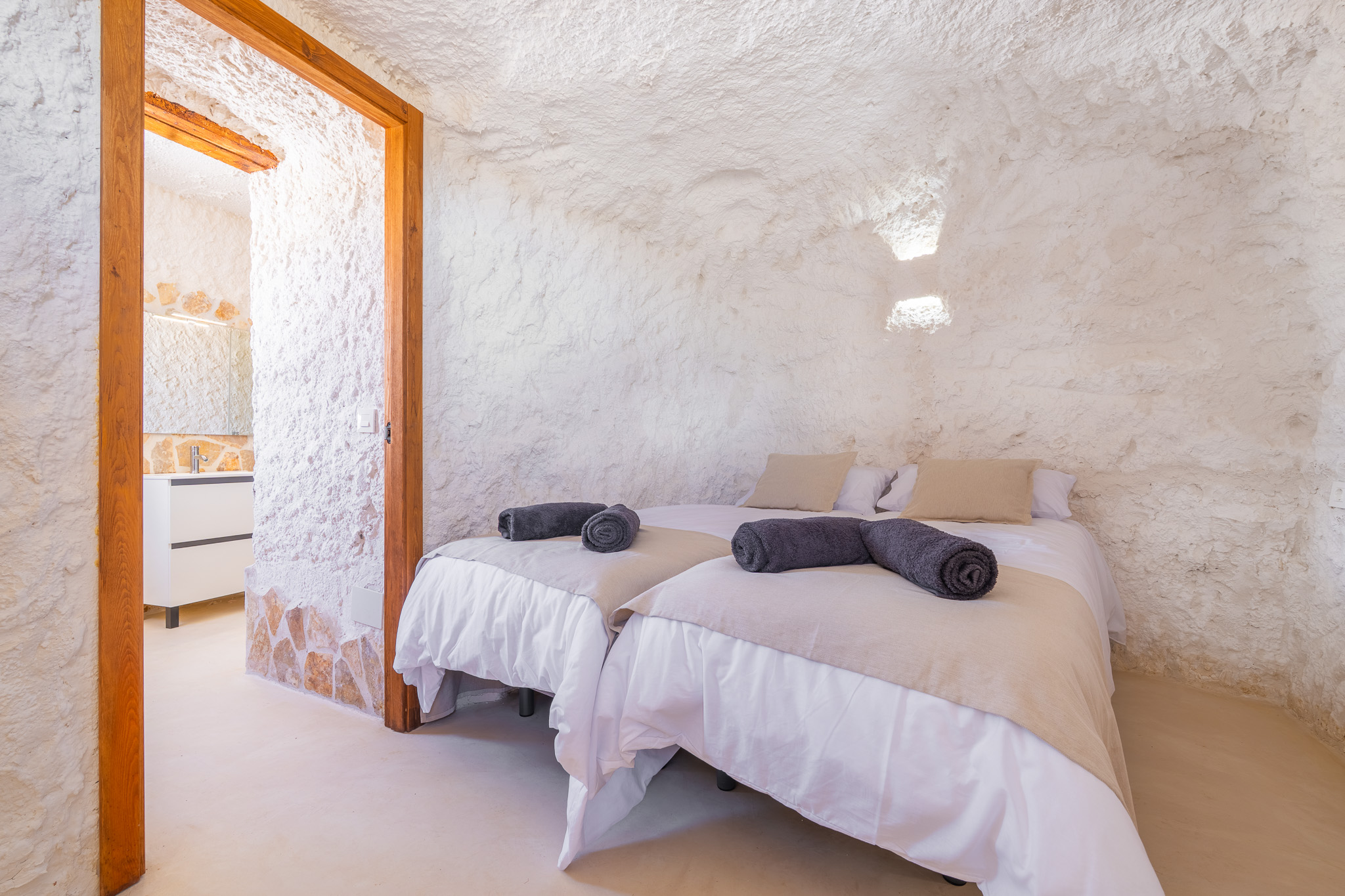 Quiet twin bedroom inside Cueva Alba